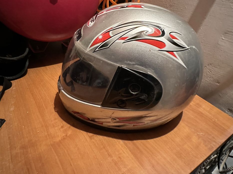 Продавам каска CNHF размер L