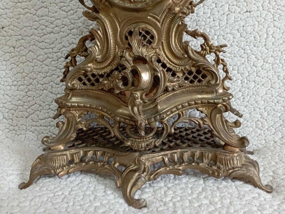 Старинен масивен бронзов часовник