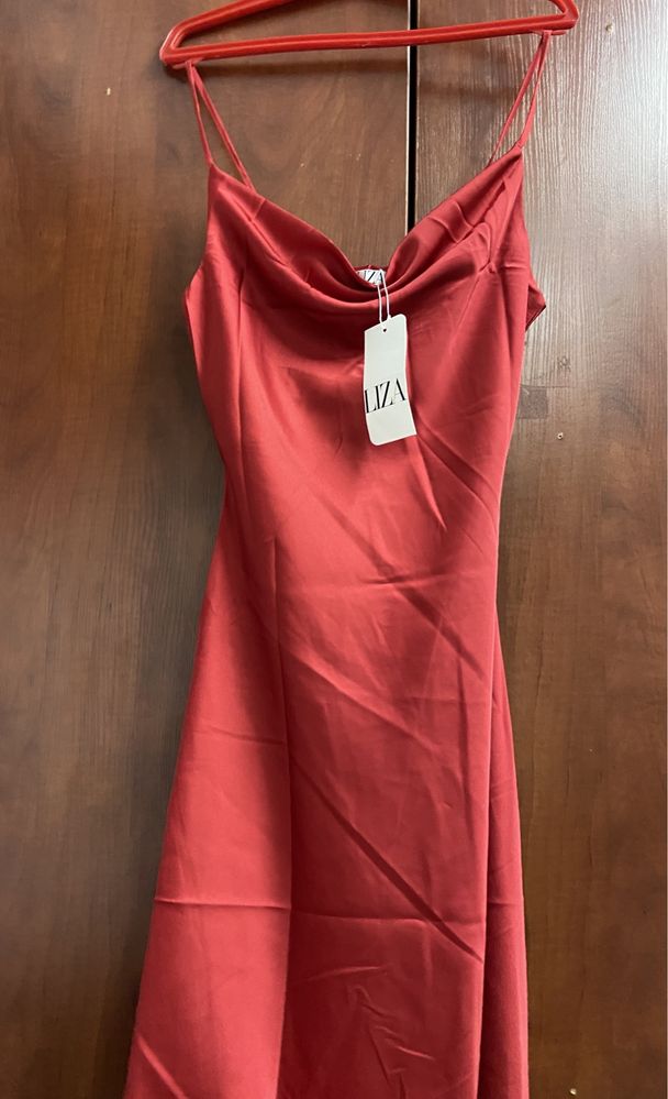 Женское длинное красное шелковое атласное  платье на тонких бретельках