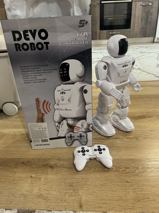 Детски робот играч с дистанционно и жестове