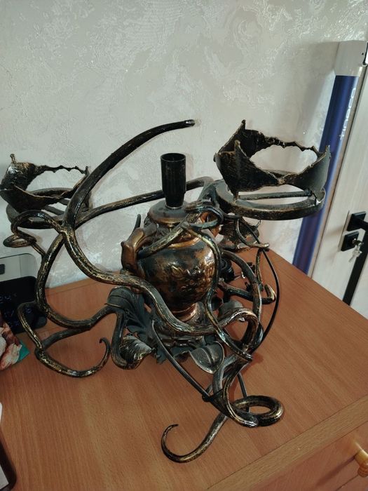 Подставка для цветов и светильник.