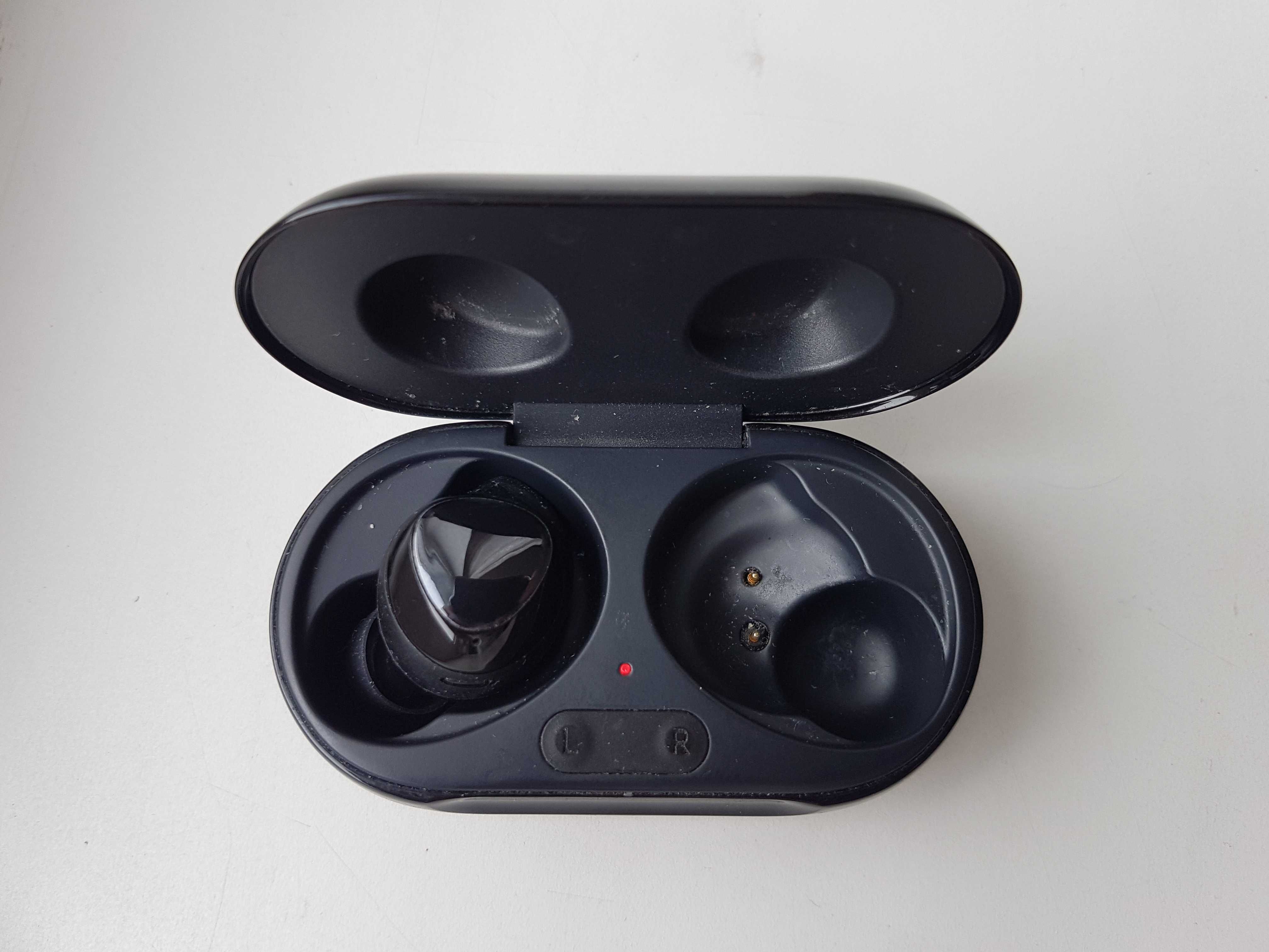 Продам кейс для зарядки от наушников Samsung Buds