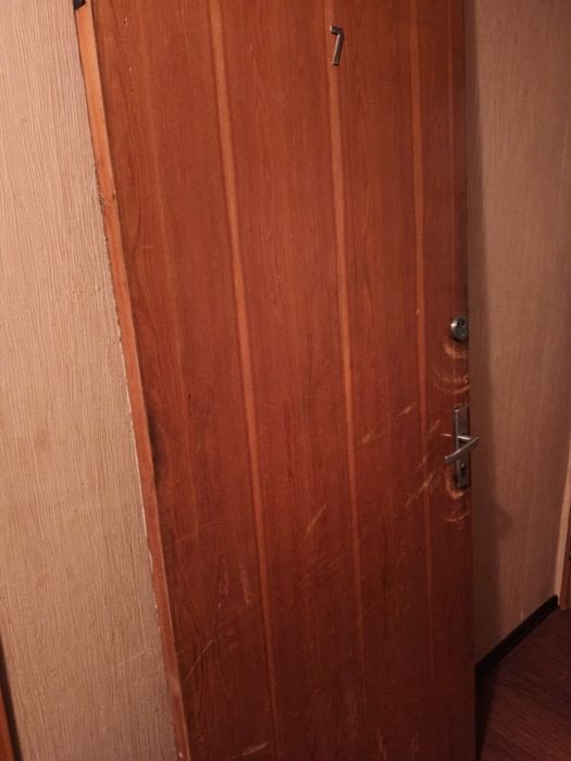 Продам входную деревянную дверь