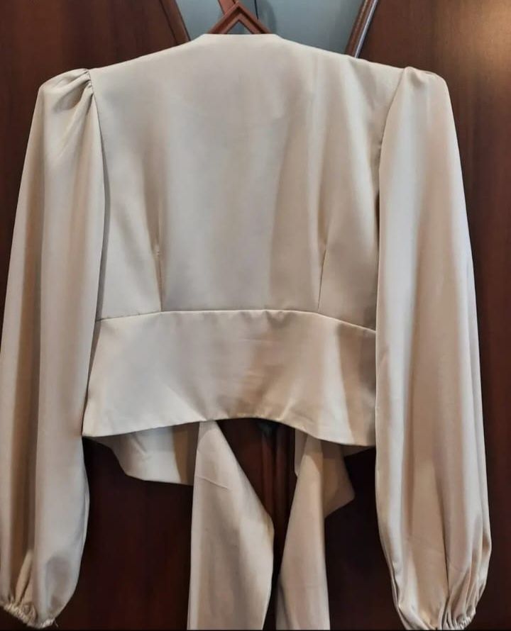Атласная блузка-лонгслив
