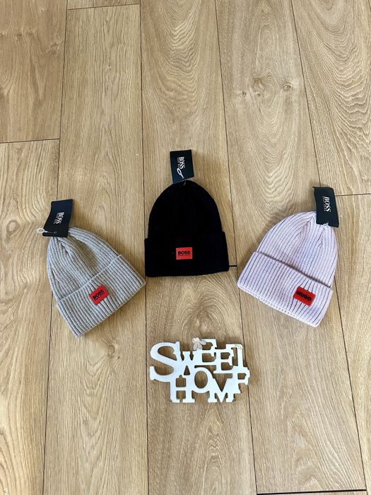 Топла зимна шапка Hugo Boss