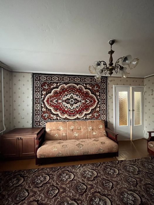 Диван, 2 кресла и журнальный стол