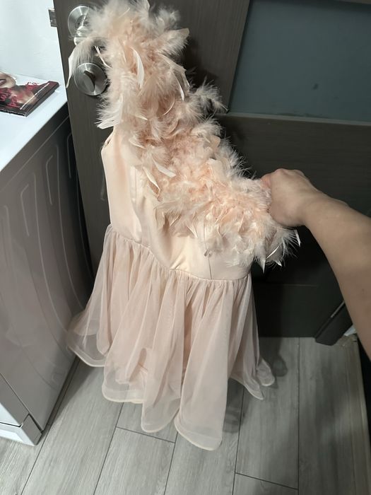 Vand rochie marimea 40,impecabila,pe un umar