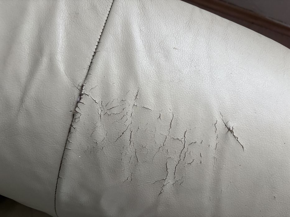 Canapea din piele + 1 fotoliu - Necesita reconditionare