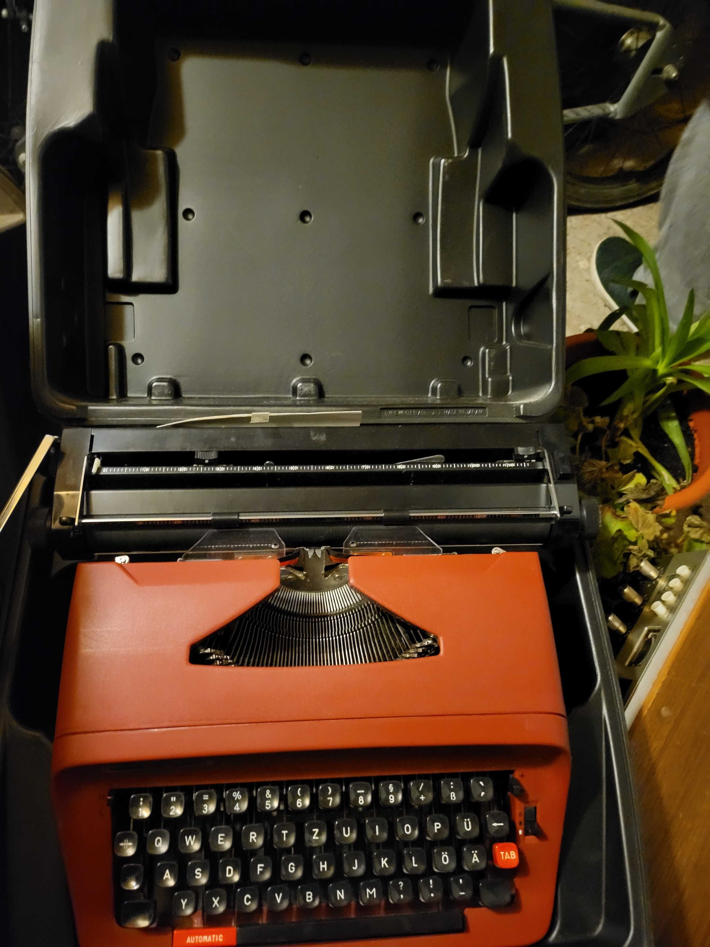 Masina de scris rosie