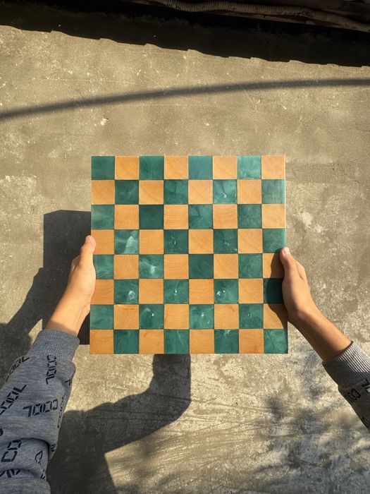 Шахматы ручной работы из смолы и дерева