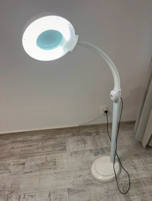 Lampa cosmetica cu lupa