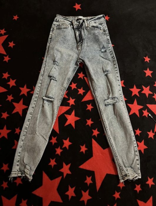 Vând Blugi în stare foarte bună