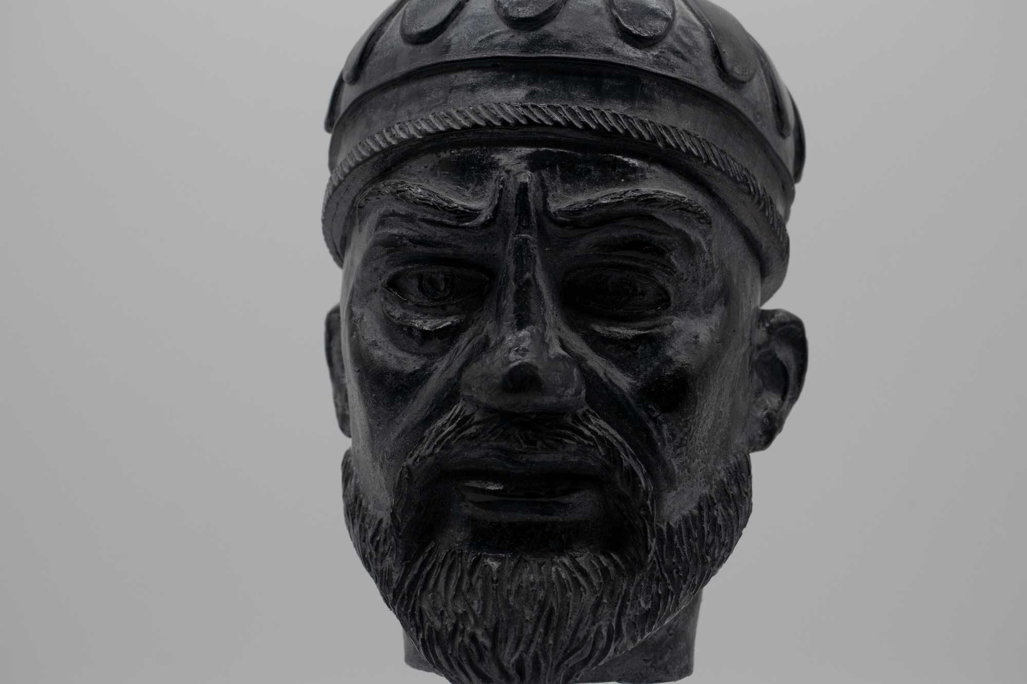 Лимитирана колекция глава на Тимур лят мрамор, с гравиран автограф