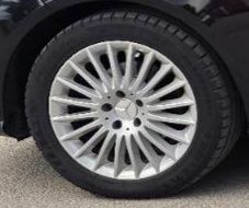 Продавам оригинални лети джанти с гуми 17 цола за Мерцедес w212