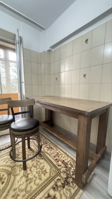 Продам барный деревянный стол и стулья компании Ashley Way