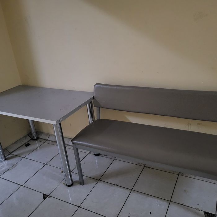 Продам кушетку и столик