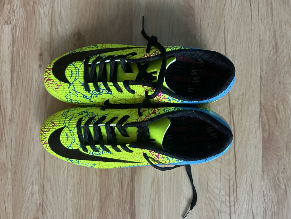 Чисто нови футболни обувки