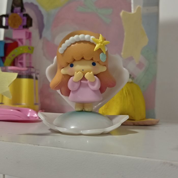 Фигурка девочки в ракушке, незнаю её точное имя