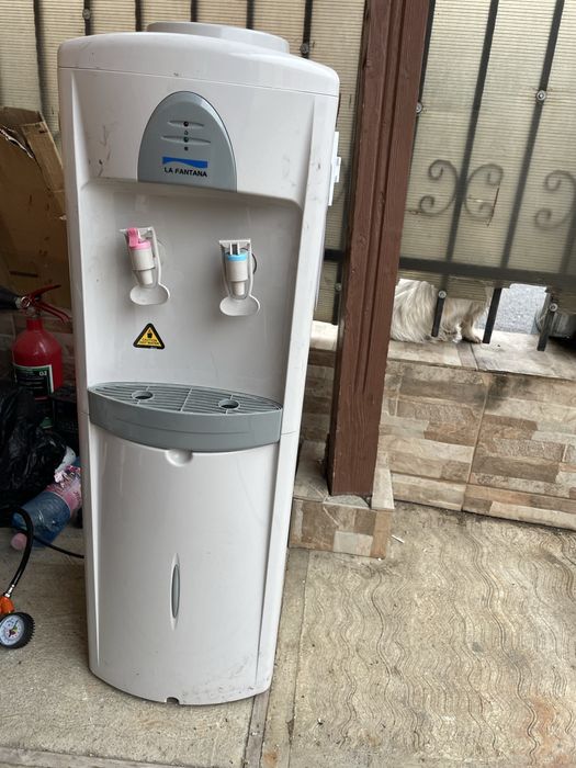 Vand dozator de apa la Fantana