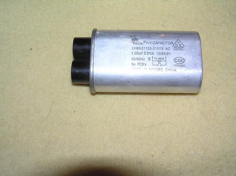 condensator 1 micro la 2100V microunde
