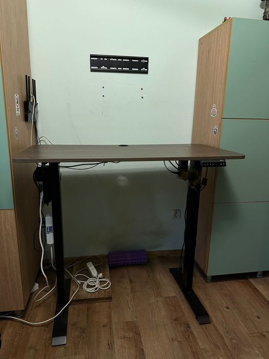 Vând birou, un mic defect(zgârietura din imagine)!