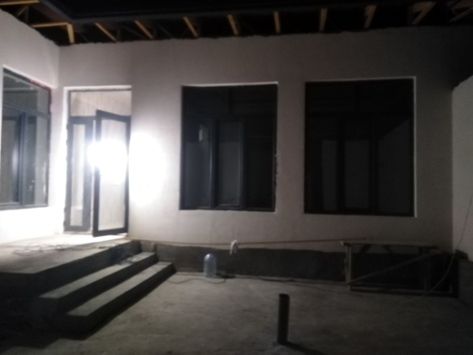 105000у.е Охунбобоев 1.9 сотик 4 хона 2 санузел 90% битган