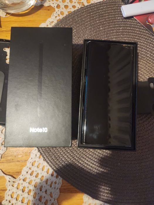 Samsung Note 10. Цена 300лв. Кутия зарядно и слушалки не използвани!