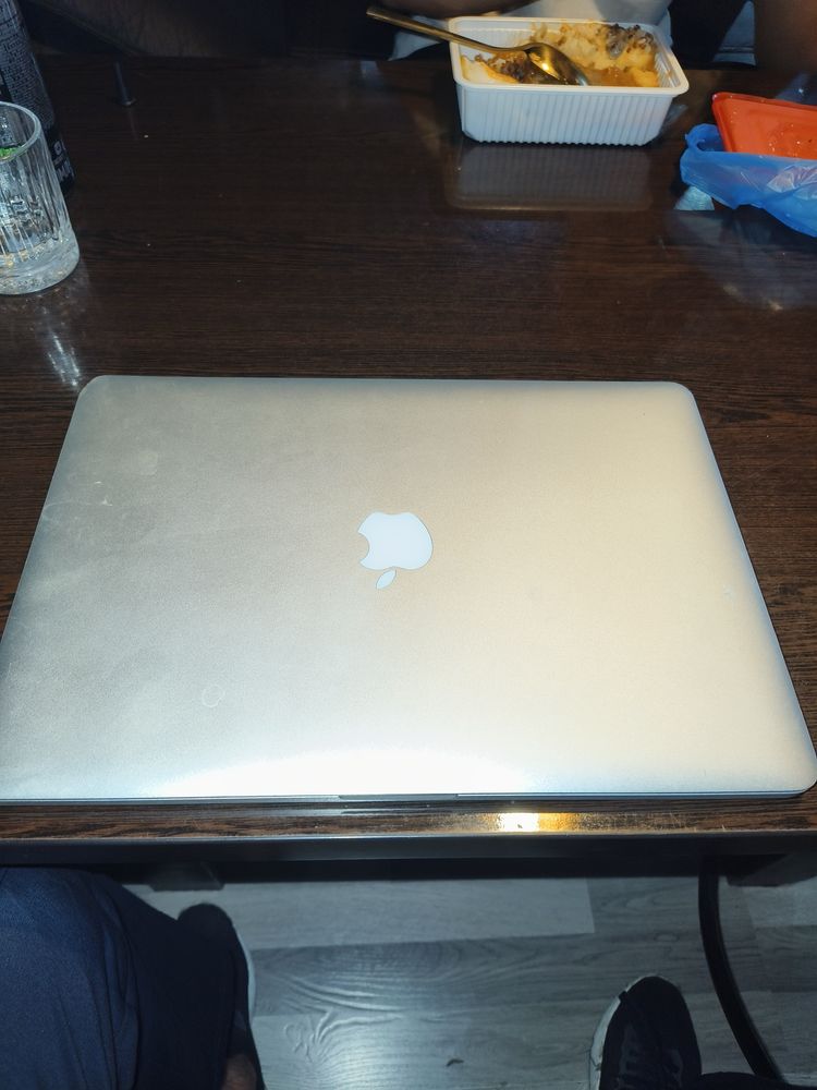 MacBook pro 15 srochna sotiladi