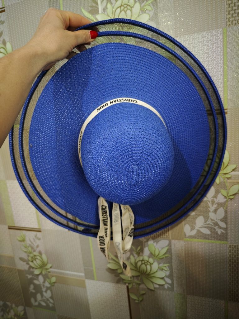 Красивая широкополая шляпа.