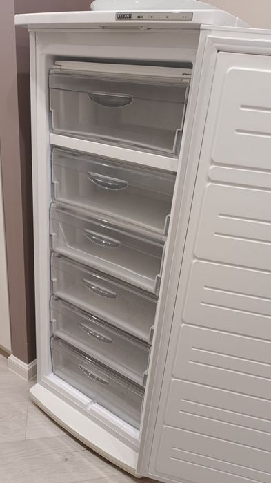 Продам морозилку Атлант