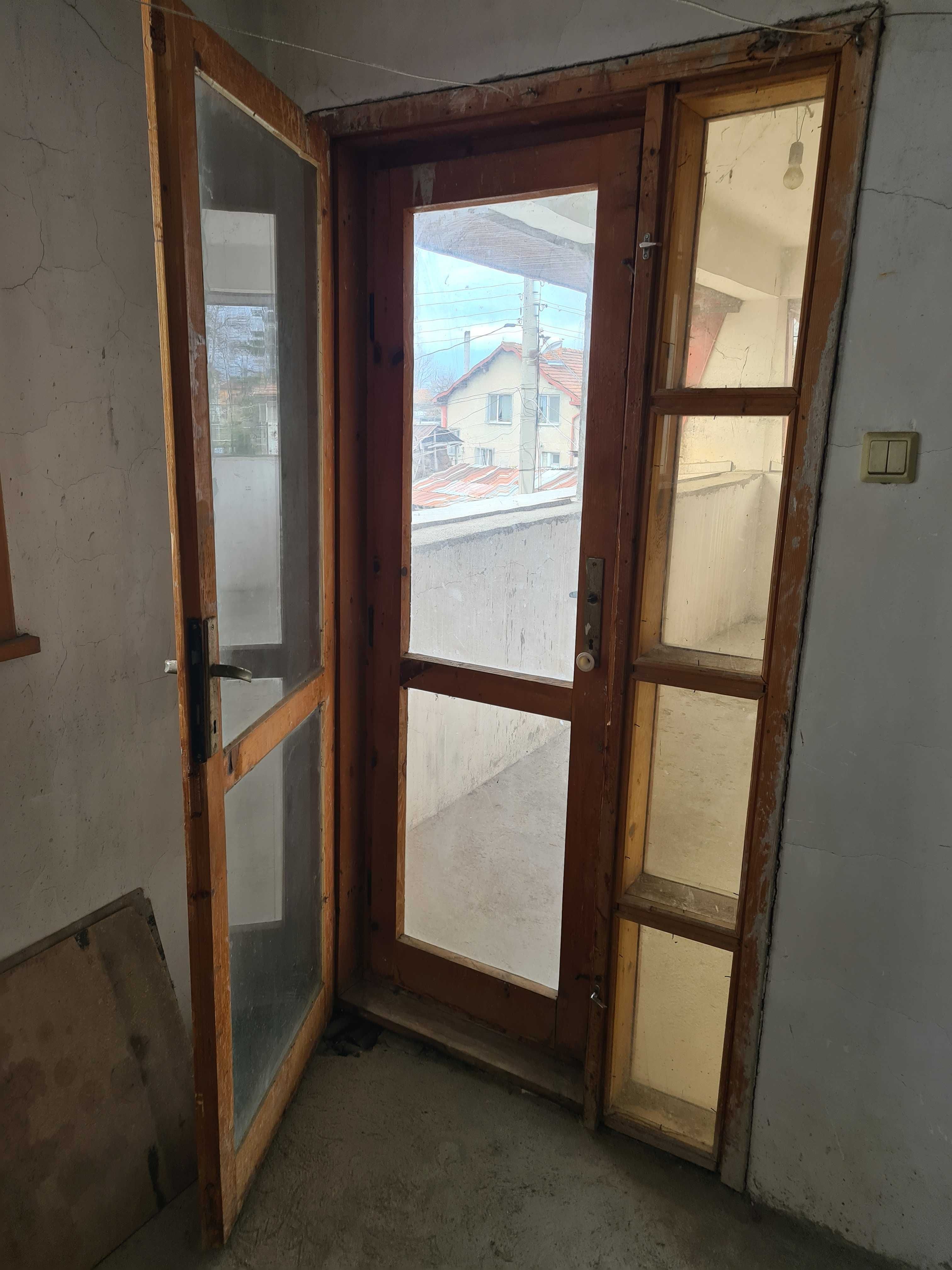 дървена врата от масив-двукатна с каса