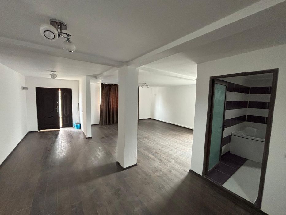 Vând casă cu mansardă si toate utilitațile in zonă excelenta!