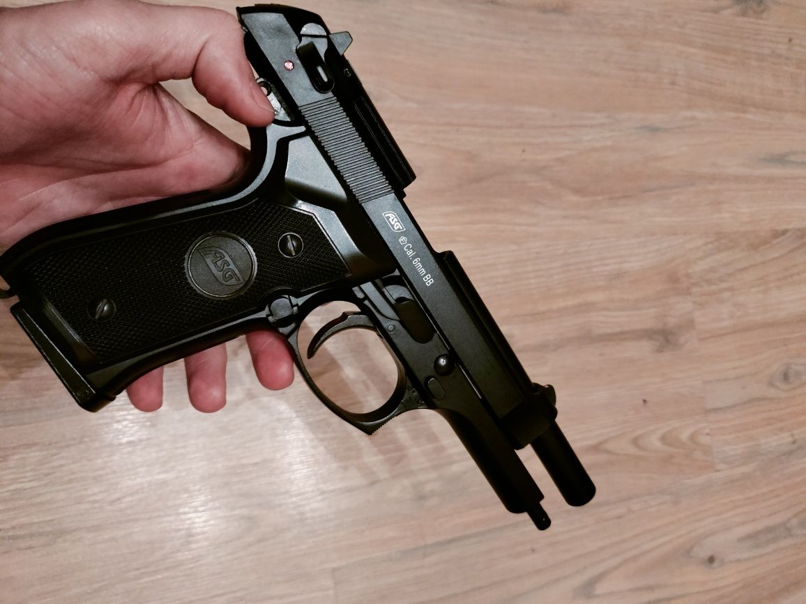 Replica 1:1 a pistolului Beretta M9