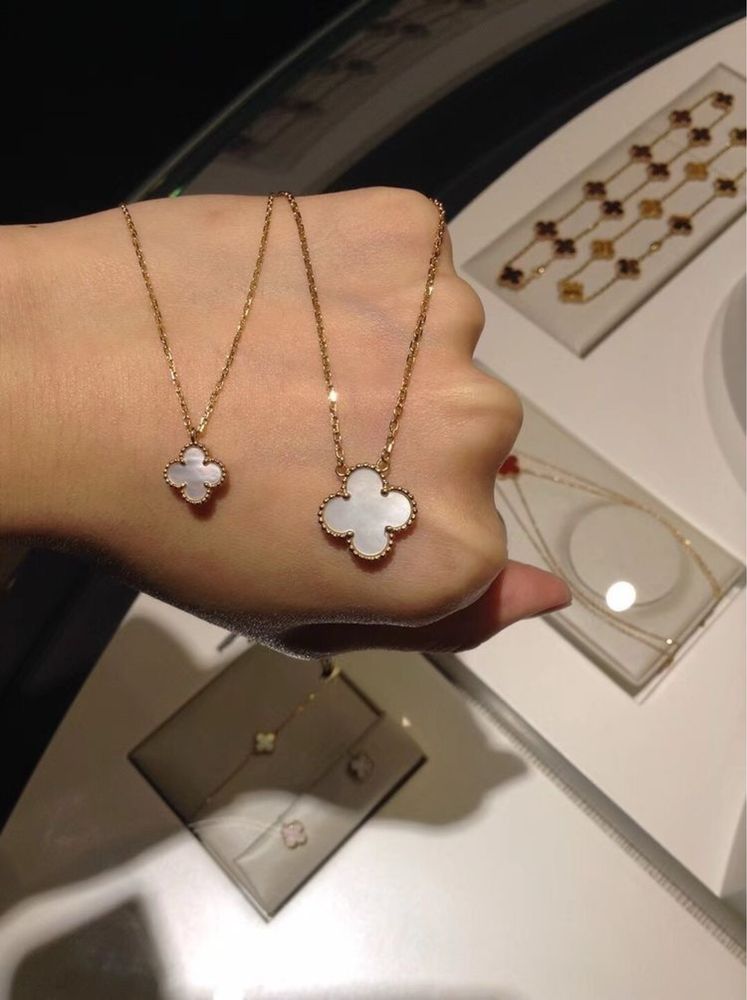 Позлатени колиета sweet Alhambra by Van Cleef & Arpels