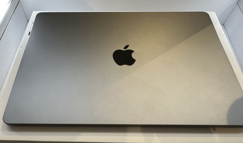 Macbook Air M2 (2023) 15inch, 6 зареждания