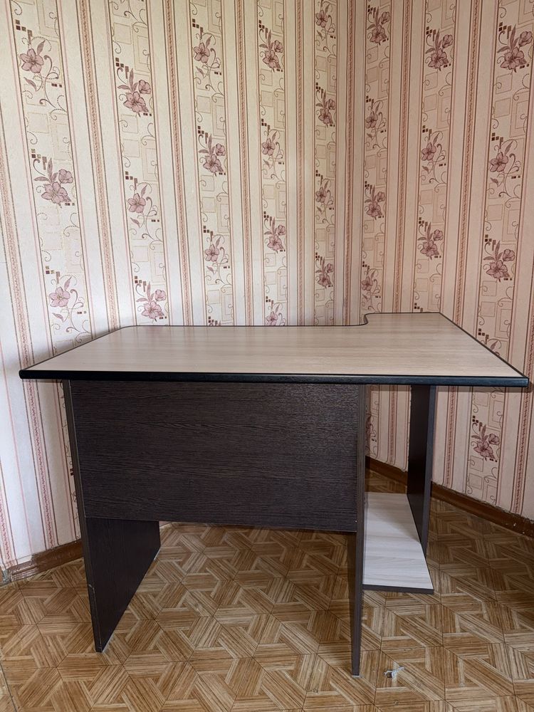 Продается компьютерный стол б/у