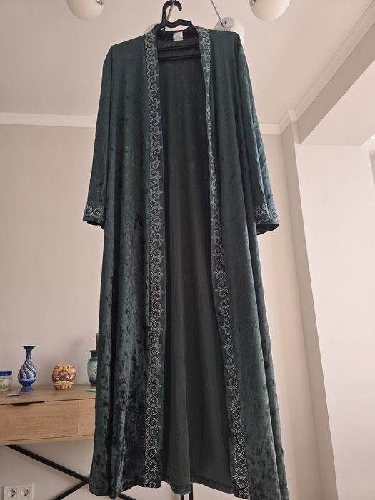 Продам женский шапан.48-50размер. Зеленого цвета