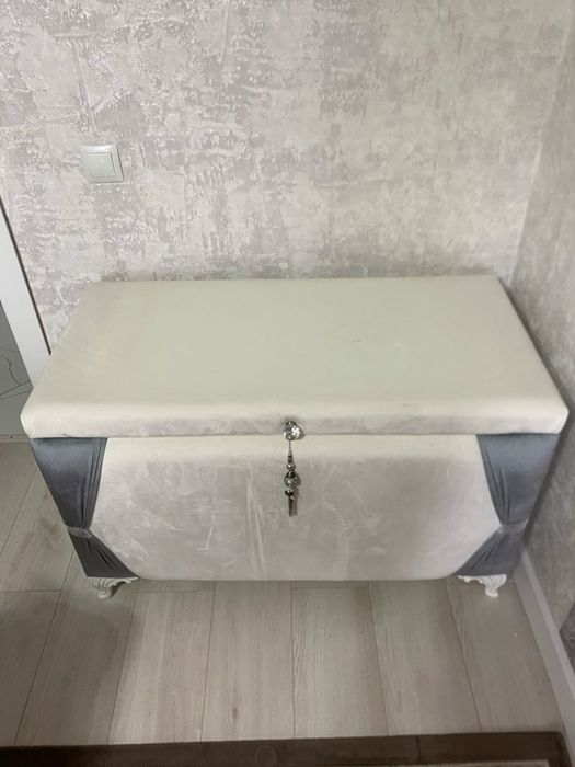 Новый сундук белого цвета с серыми элементами