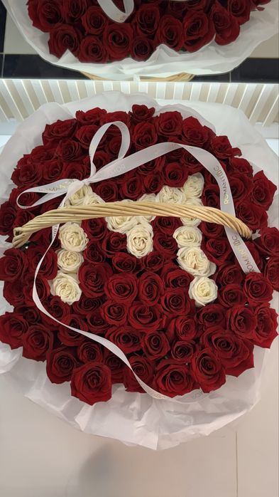 Букет в корзине с буквой М