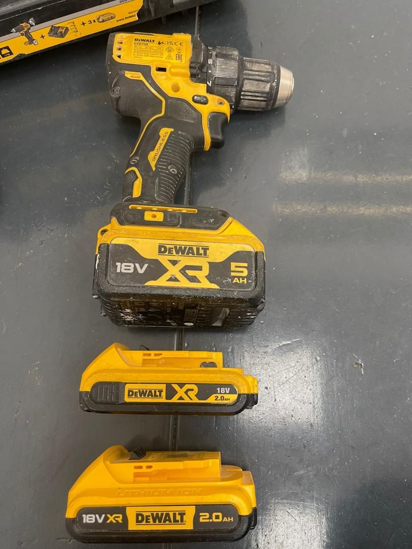Masina de gaurit si insurubat DEWALT DCD708 -A-