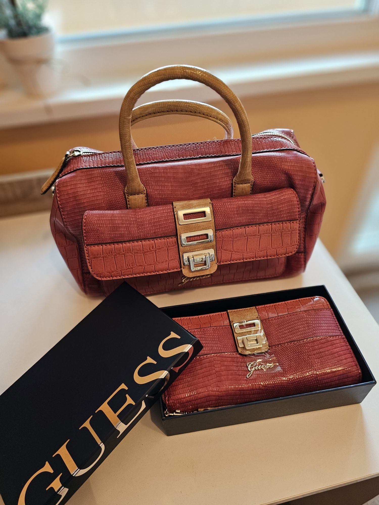 Чанта и портмоне GUESS
