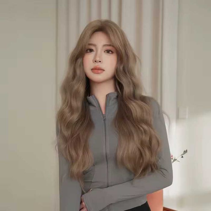 Тъмно руса вълнобразна перука с дълъг бретон на път