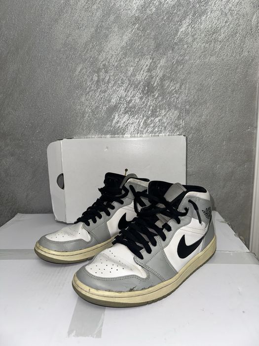 Air Jordan 1 Mid Light Smoke Grey