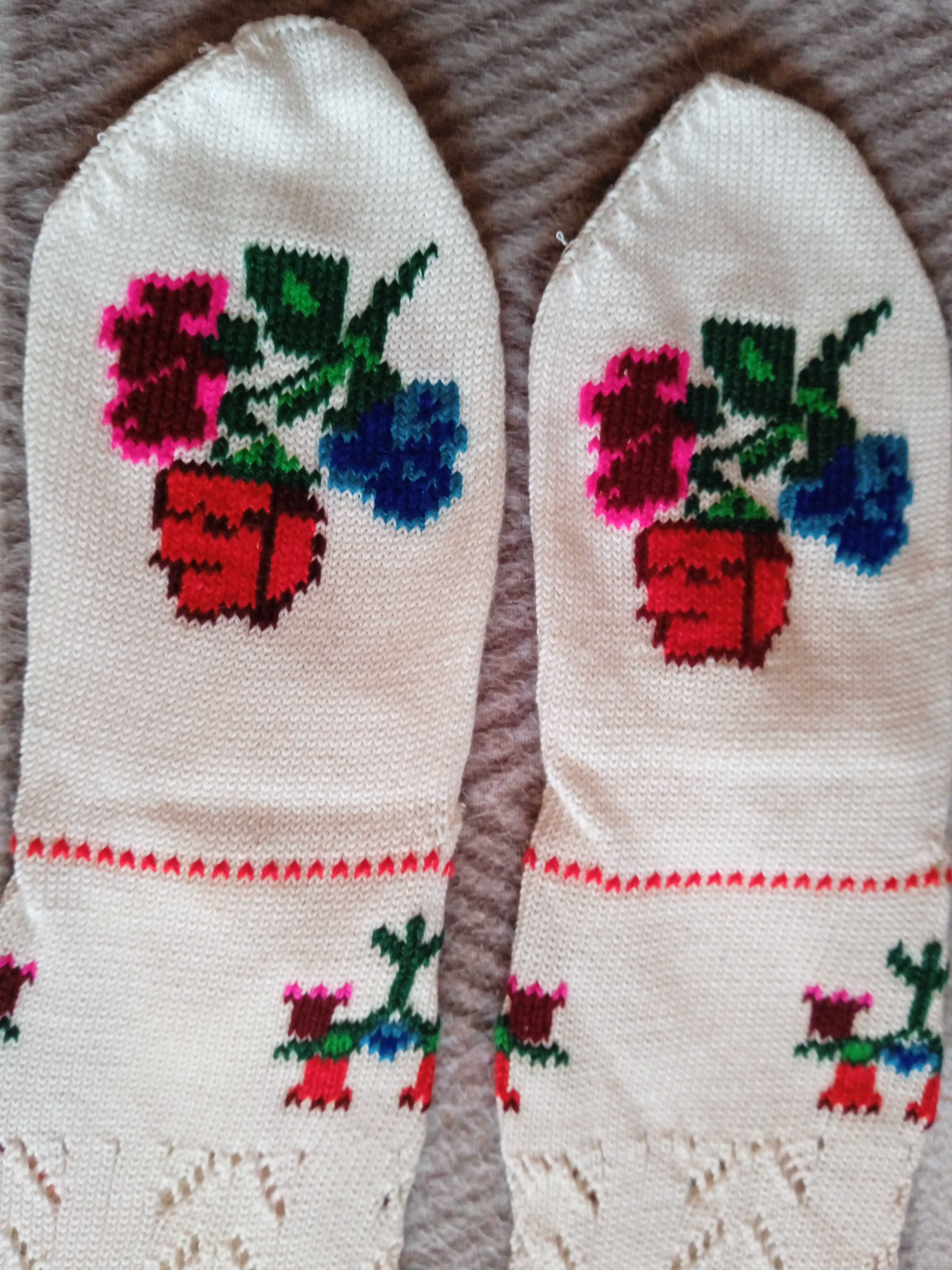 Плетени чорапи с красиви цветни мотиви