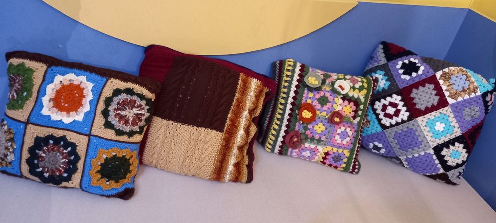 4 perne noi lucrate manual,cu fete detasabile si 1 fixa.Se incheie cu