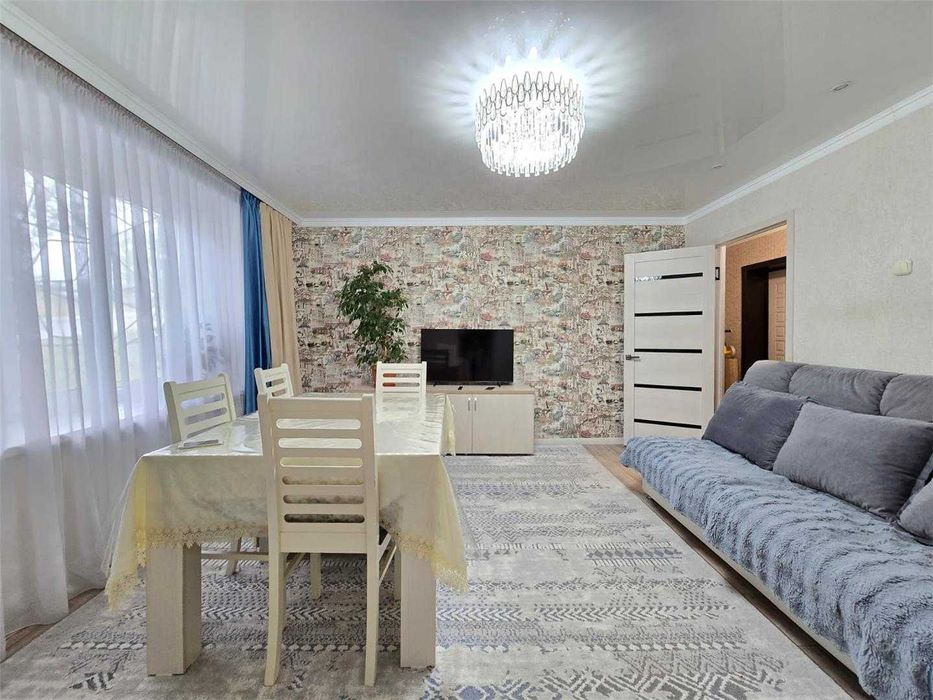 Срочно продам 3 комнатную с хорошим ремонтом, заходи и живи.