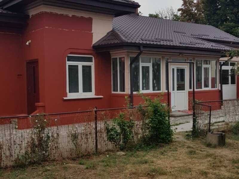 Casa Damaroaia, singur curte suprafata totala 400mp, nemobilata.