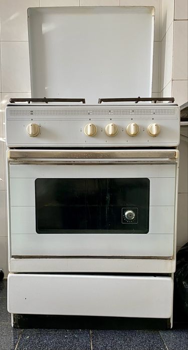 Vand aragaz functionale toate 4 ochiurile.