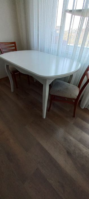 Трапезна маса бяла