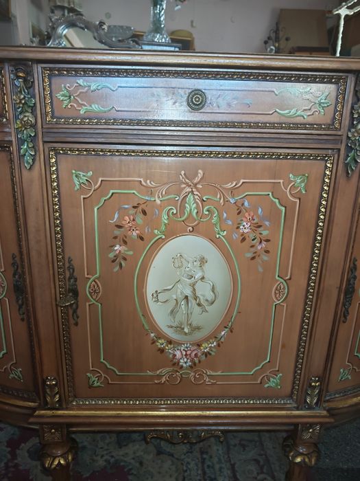 Красив рисуван комод.